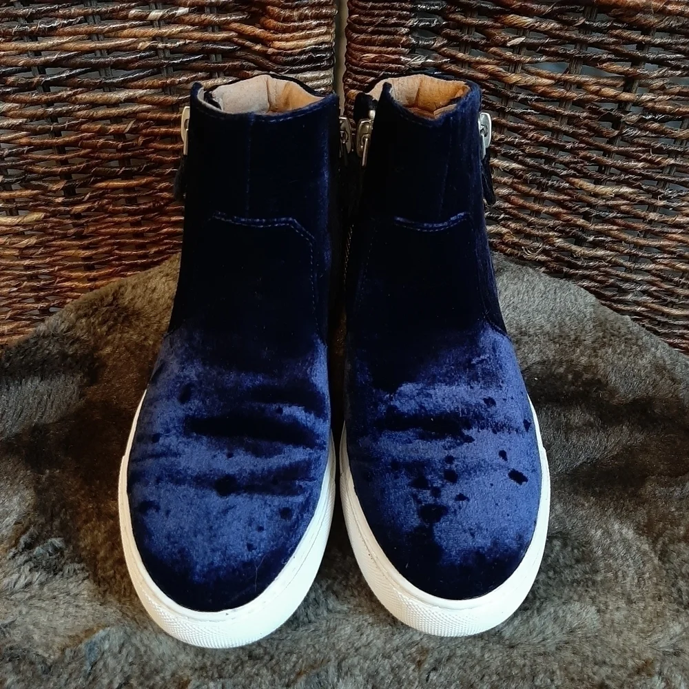 Gentle Souls by Kenneth Cole Women's Shoes Carole Velvet Leather Sneakers Blue 6